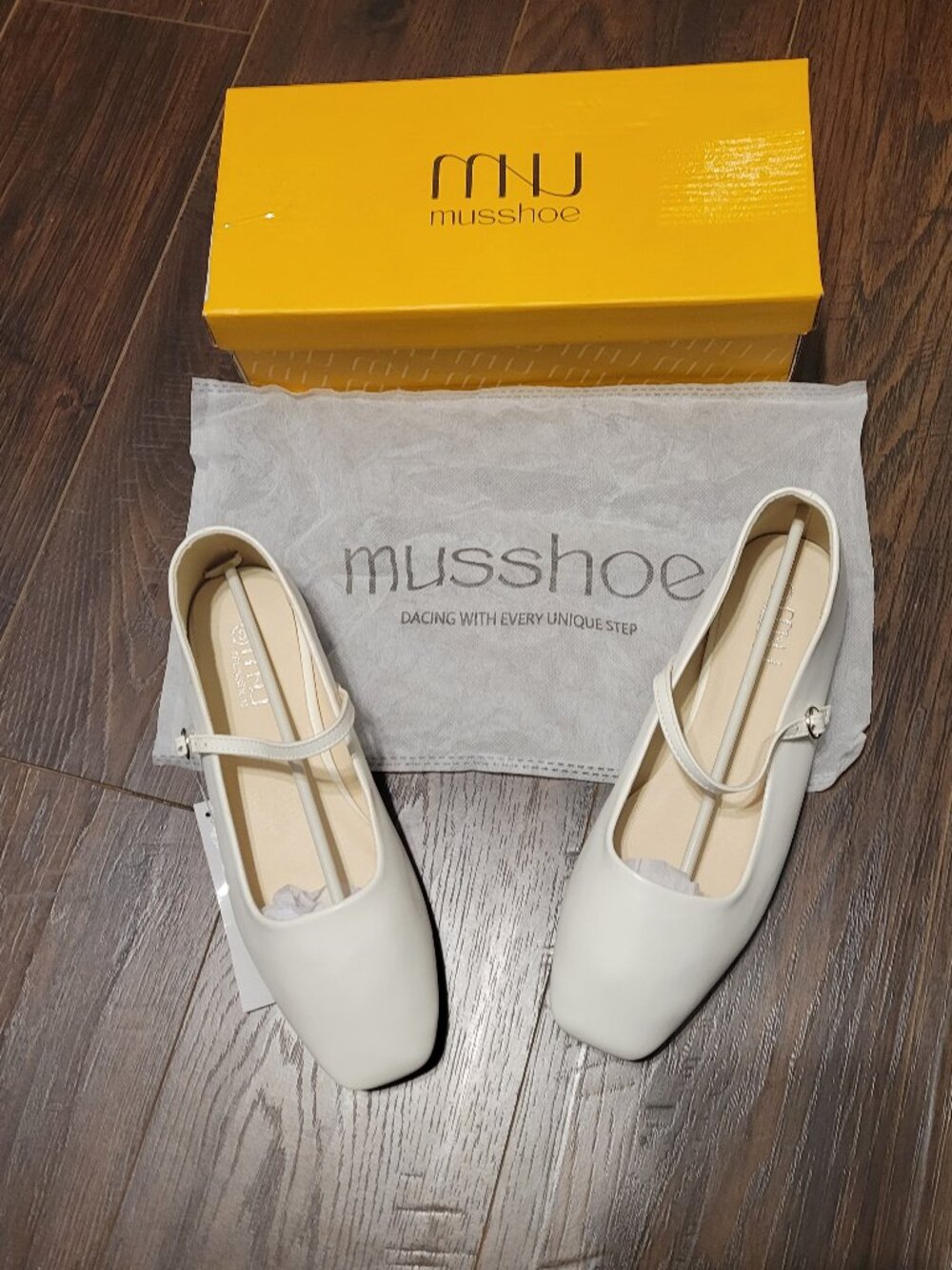 Musshoe White Flat Mary Janes size 8 S54